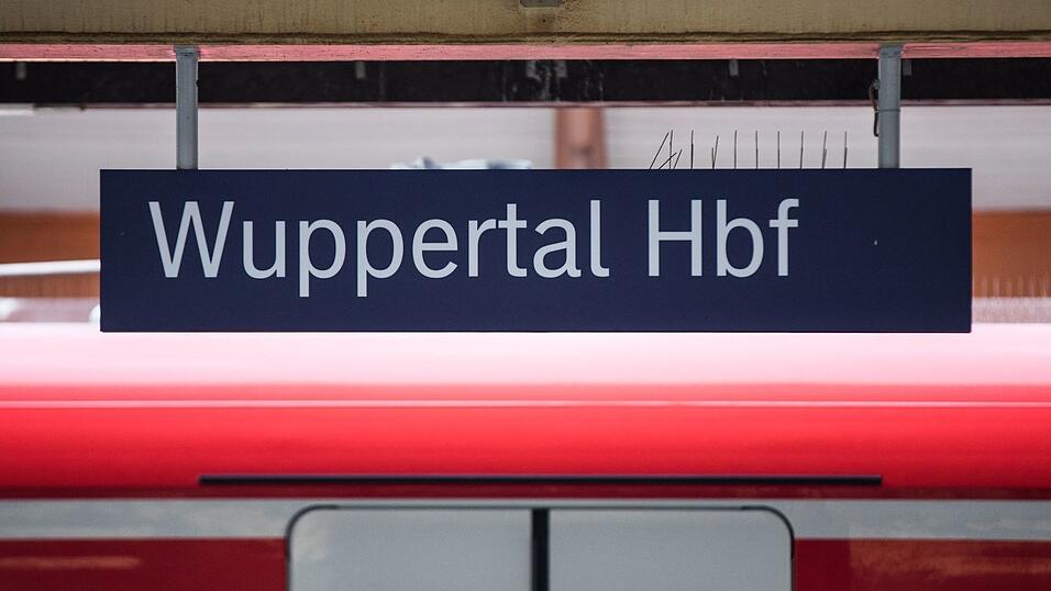 Im Wuppertaler Hauptbahnhof halten w&auml;hrend der f&uuml;nfmonatigen Bauphase &uuml;berhaupt keine Fernz&uuml;ge. (Archivbild)