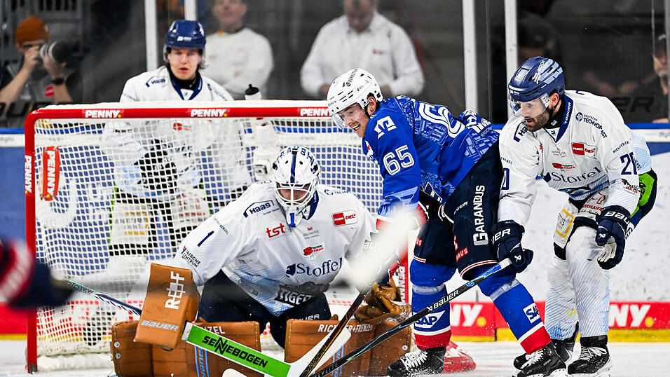 Siegtorschütze Justin Scott (rechts) und ein starker Florian Bugl im Tor brachten die Straubing Tigers, die als Mannschaft eine gute Defensivleistung zeigten, in Mannheim auf die Siegerstraße. Siegtorschütze Justin Scott (rechts) und ein starker Florian Bugl im Tor brachten die Straubing Tigers, die als Mannschaft eine gute Defensivleistung zeigten, in Mannheim auf die Siegerstraße.