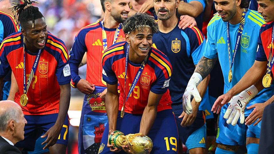 Spanien ist für den designierten Bundestrainer Klopp die Benchmark im Welt-Fußball - über den Titelgewinn hinaus. Spanien ist für den designierten Bundestrainer Klopp die Benchmark im Welt-Fußball - über den Titelgewinn hinaus.