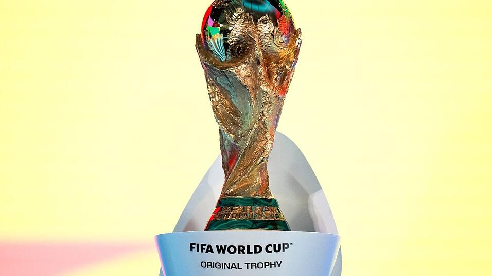 Um diesen Fu&szlig;ball-Pokal geht es im Sommer 2026. (Archivbild)