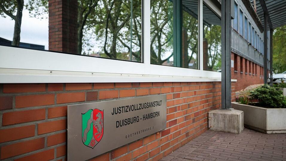 Die JVA Duisburg-Hamborn: Hier floh ein Häftling über das Dach. Die JVA Duisburg-Hamborn: Hier floh ein Häftling über das Dach.