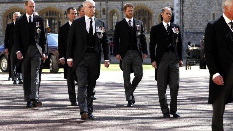 Prinz William (l-r), Herzog von Cambridge, Prinz Andrew, Herzog von York und Prinz Harry, Herzog von Sussex, Prinz Edward, Graf von Wessex gehen hinter dem Sarg. Prinz William (l-r), Herzog von Cambridge, Prinz Andrew, Herzog von York und Prinz Harry, Herzog von Sussex, Prinz Edward, Graf von Wessex gehen hinter dem Sarg.