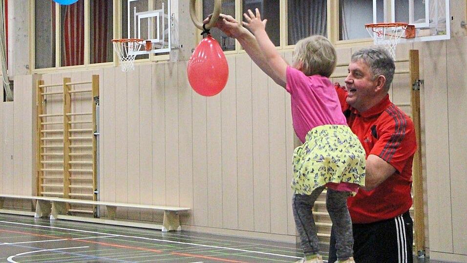 Albert Kuchler hilft seiner Frau gerne - und spricht den Kleinen, wenn n&ouml;tig, Mut zu.