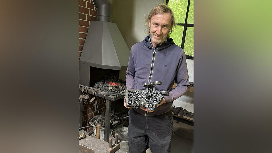 Markus Angstl mit seinem Meisterstück: 132 Stunden hat er an diesem historischen Türschloss nach historischer Bauweise gearbeitet. Markus Angstl mit seinem Meisterstück: 132 Stunden hat er an diesem historischen Türschloss nach historischer Bauweise gearbeitet.