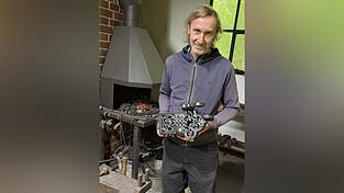 Markus Angstl mit seinem Meisterstück: 132 Stunden hat er an diesem historischen Türschloss nach historischer Bauweise gearbeitet. Markus Angstl mit seinem Meisterstück: 132 Stunden hat er an diesem historischen Türschloss nach historischer Bauweise gearbeitet.