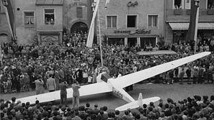 Die Mü 13 E wird 1955 auf dem Marktplatz präsentiert. Die Mü 13 E wird 1955 auf dem Marktplatz präsentiert.