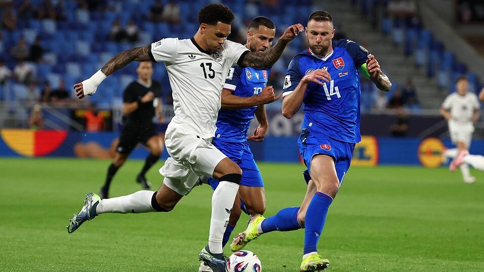 Nnamdi Collins (l) konnte bei seinem Debüt nicht liefern.