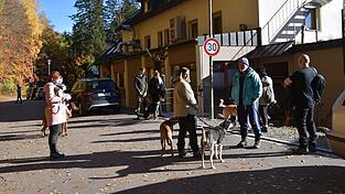 Bereit für die geführte Wanderung, die regelmäßig stattfindet.