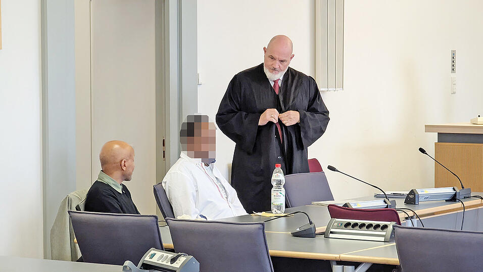 Verteidiger Christian Pustelnik (rechts) kritisierte erneut die Polizeiarbeit im Oberpfälzer Wohnort des Beschuldigten. Verteidiger Christian Pustelnik (rechts) kritisierte erneut die Polizeiarbeit im Oberpfälzer Wohnort des Beschuldigten.