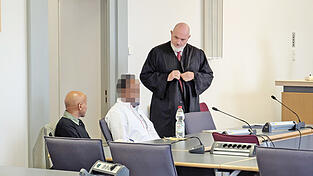 Verteidiger Christian Pustelnik (rechts) kritisierte erneut die Polizeiarbeit im Oberpfälzer Wohnort des Beschuldigten. Verteidiger Christian Pustelnik (rechts) kritisierte erneut die Polizeiarbeit im Oberpfälzer Wohnort des Beschuldigten.
