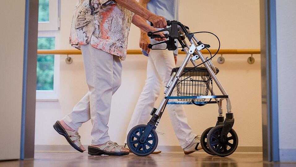 Der Pflegeversicherung droht im kommenden Jahr ein Milliardendefizit. (Symbolbild) Der Pflegeversicherung droht im kommenden Jahr ein Milliardendefizit. (Symbolbild)