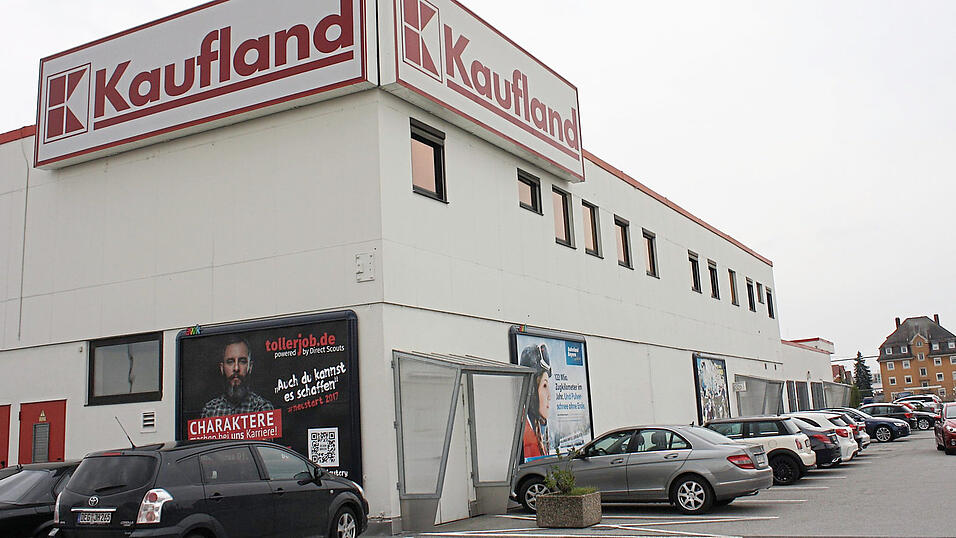 Was passiert mit dem Kaufland-Standort im Gäubodenpark, wenn Kaufland in den Real-Markt an der Ittlinger Straße umzieht? Als möglicher Nachfolger kommt Rewe in Frage. Foto: Archiv Was passiert mit dem Kaufland-Standort im Gäubodenpark, wenn Kaufland in den Real-Markt an der Ittlinger Straße umzieht? Als möglicher Nachfolger kommt Rewe in Frage. Foto: Archiv