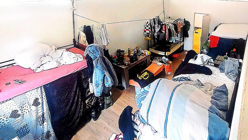 So sehen die Betten aus, teilweise verhüllt für ein bisschen Privatsphäre. So sehen die Betten aus, teilweise verhüllt für ein bisschen Privatsphäre.