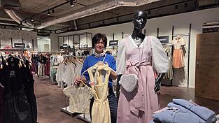 Pastellt&ouml;ne liegen bei Dirndln im Trend, wei&szlig; Maria Bausdorf, Eink&auml;uferin f&uuml;r Tracht im Modehaus Frey in Bad K&ouml;tzting.