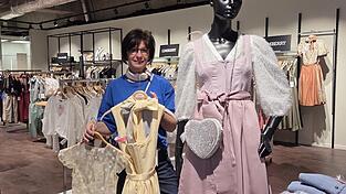 Pastellt&ouml;ne liegen bei Dirndln im Trend, wei&szlig; Maria Bausdorf, Eink&auml;uferin f&uuml;r Tracht im Modehaus Frey in Bad K&ouml;tzting.