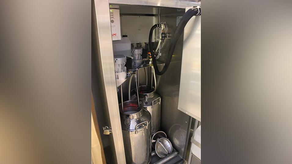 Vom Pasteur zapft Lena die Milch in zwei 50-Liter-Kannen ab. Die fährt sie dann in den Supermarkt und packt sie in den Automaten.