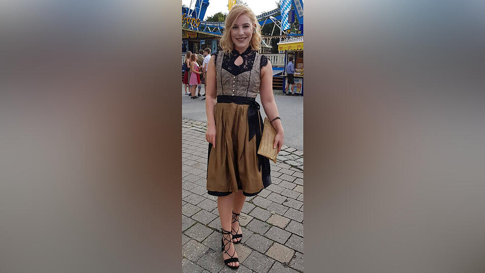 Gedeckte Farben, modischer Tropfenausschnitt. Das Outfit des Tages am Samstag wird getragen von Katja Gro&szlig; aus Straubing.