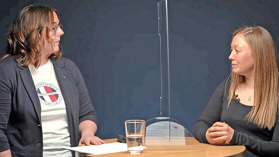 Judith Ebenbeck (l.) vom Einrichtungshaus Keyser, Vorsitzende der Wirtschaftsjunioren, interviewt Maria Obermeier von der OBM Baumaschinen - Gabelstapler Handels- und Vermietungs-GmbH. Judith Ebenbeck (l.) vom Einrichtungshaus Keyser, Vorsitzende der Wirtschaftsjunioren, interviewt Maria Obermeier von der OBM Baumaschinen - Gabelstapler Handels- und Vermietungs-GmbH.