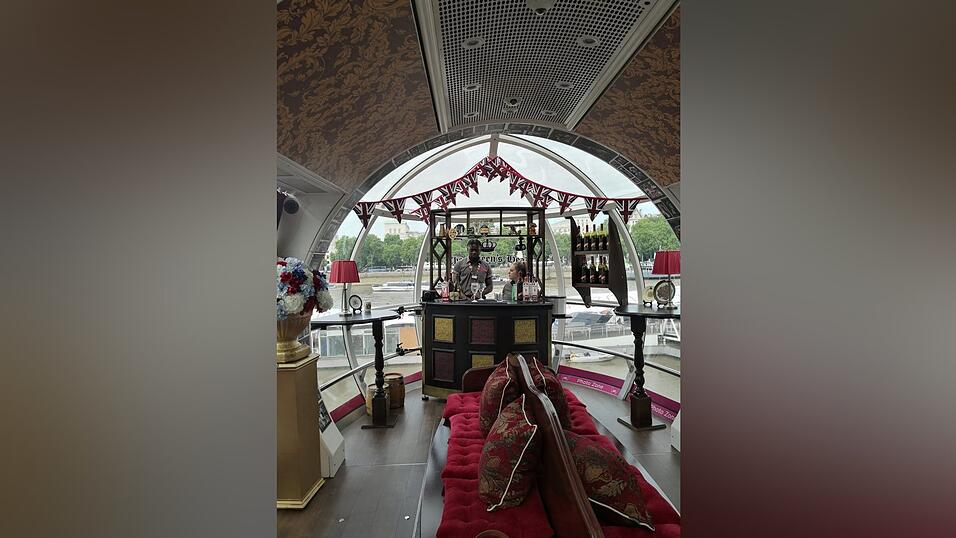 Anlässlich des Thronjubiläums der Queen wurde in einer der Gondeln des London Eye ein kleines Pub im Stil der 50er-Jahre eingerichtet.