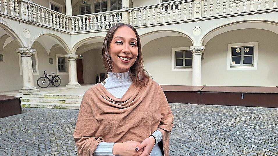 'Es wird bunt und glitzernd', verrät Louise Santana Müller über den Look, den sie kreieren will. 'Es wird bunt und glitzernd', verrät Louise Santana Müller über den Look, den sie kreieren will.