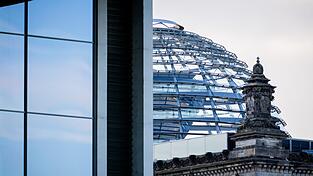 Man hat es schon einige Zeit lang gemunkelt, aber jetzt hat es das Ifo-Institut rechenhaft gemacht. Fast 20 Milliarden Euro haben die Forscher identifiziert, die im Bundeshaushalt 2025 vom Kernhaushalt in die kreditfinanzierte Variante verschoben worden sind.