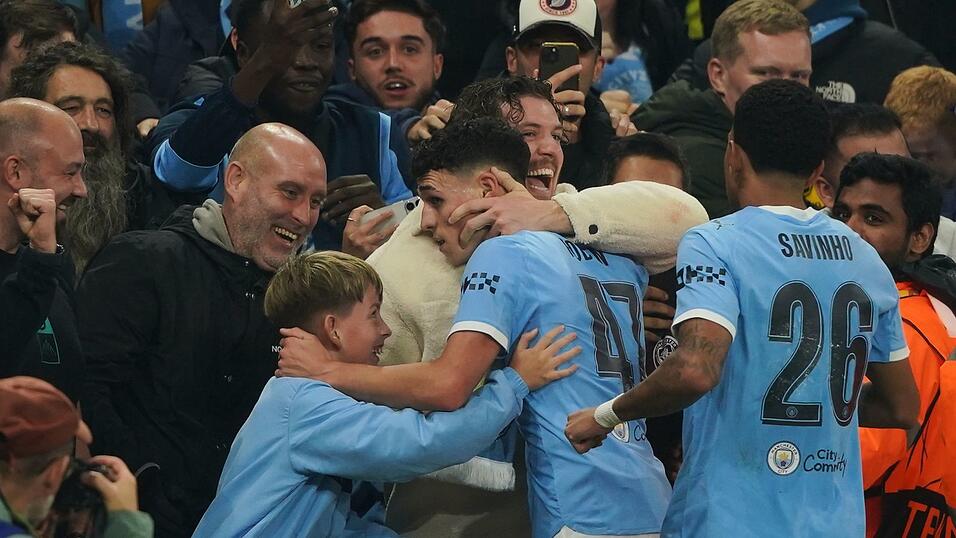 Phil Foden (M) schoss an diesem Abend besonders präzise. Phil Foden (M) schoss an diesem Abend besonders präzise.