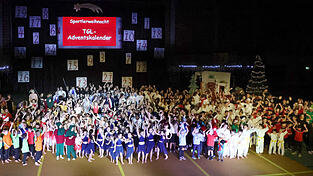 Alle kleinen und großen Sportlerinnen und Sportler und das Helferteam verabschieden sich von den Zuschauern im Sportzentrum West.