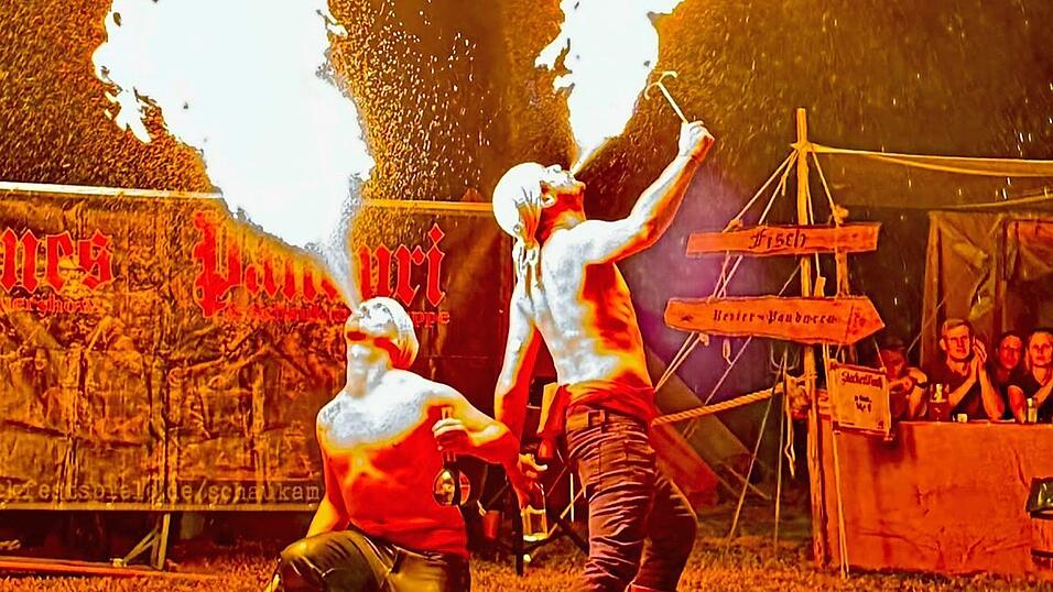 „Agones Panduri“ zeigen eine beeindruckende Feuershow. „Agones Panduri“ zeigen eine beeindruckende Feuershow.