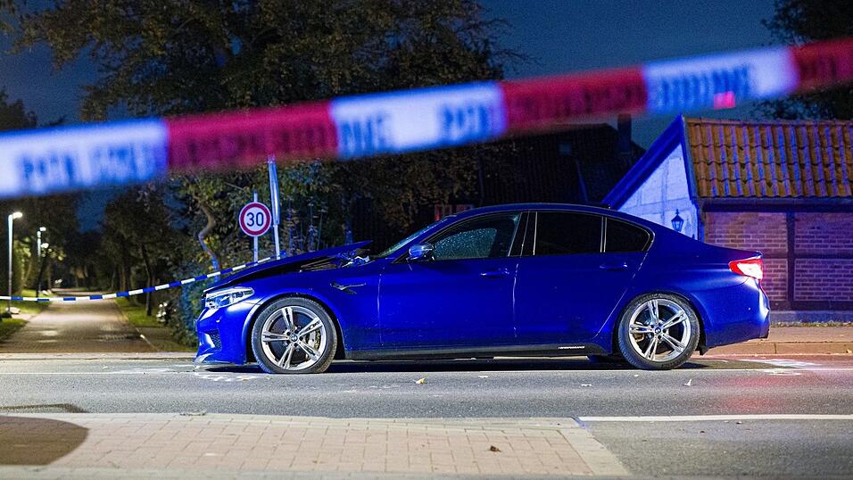 Die oder der Täter fliehen zu Fuß und lassen den Wagen zurück. Die oder der Täter fliehen zu Fuß und lassen den Wagen zurück.