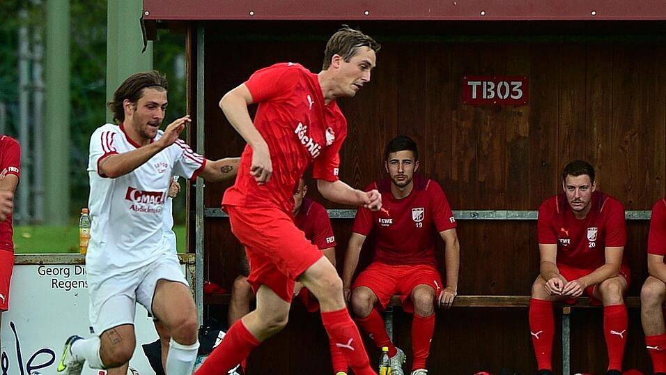 Roding (rot) hat das Landkreis-Derby gegen Lam (weiß) klar für sich entschieden.