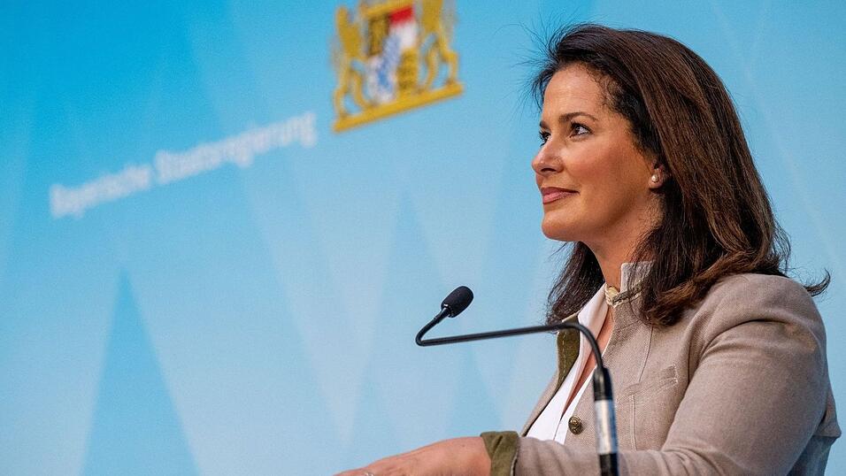 Michaela Kaniber, (CSU) Staatsministerin für Ernährung, Landwirtschaft und Forsten, ist am Montag bei einem Autounfall verletzt worden. Michaela Kaniber, (CSU) Staatsministerin für Ernährung, Landwirtschaft und Forsten, ist am Montag bei einem Autounfall verletzt worden.
