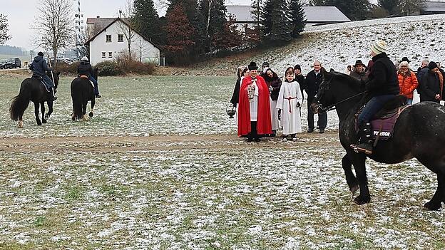 Nach der Patroziniumsfeier segnete Pfarrer Richard Greul vor der Dorfkirche Ross und Reiter und alle anderen anwesenden Tiere.