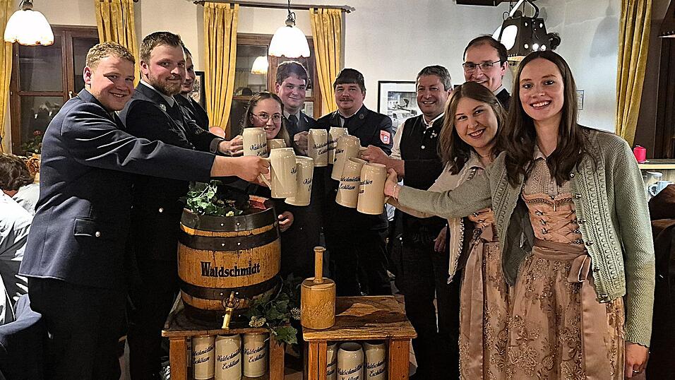 Gemeinsam mit dem Festleiter Thomas Schreiner (2.v.l.) stie&szlig;en die Mitglieder der FFW Vorderbuchberg auf gutes Gelingen ihres Gr&uuml;ndungsfestes an.