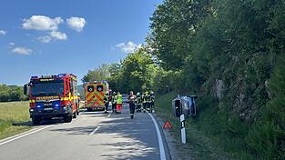 Bei einem Unfall, der sich am Pfingstsamstag gegen 10.30 Uhr an der Staatsstraße 2326 auf Höhe Blossersberg ereignet hat, wurden insgesamt drei Personen verletzt. Bei einem Unfall, der sich am Pfingstsamstag gegen 10.30 Uhr an der Staatsstraße 2326 auf Höhe Blossersberg ereignet hat, wurden insgesamt drei Personen verletzt.
