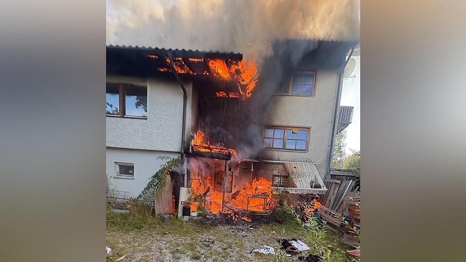Die Feuerwehr konnte den Brand löschen. Die Feuerwehr konnte den Brand löschen.