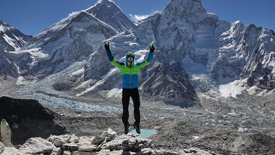 Hans Nicklas &uuml;bergl&uuml;cklich auf dem Gipfel des Kala Patar (5.545 Meter). Im Hintergrund die Eis- und Felsmauern des Mount Everest (l.).