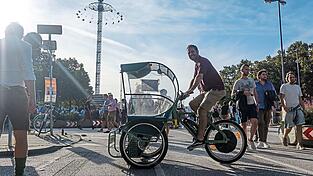 Tags&uuml;ber steht Rikscha-Fahrer Alexander Gutsfeld in der Schwanthalerstra&szlig;e nahe des Haupteingangs und wartet auf Fahrg&auml;ste. Das richtige Gesch&auml;ft beginnt erst in der Nacht.