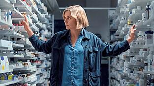 Carol Sturka (Rhea Seehorn) ist eine der letzten Menschen,die nicht Teil des Kollektivs sind. Carol Sturka (Rhea Seehorn) ist eine der letzten Menschen,die nicht Teil des Kollektivs sind.