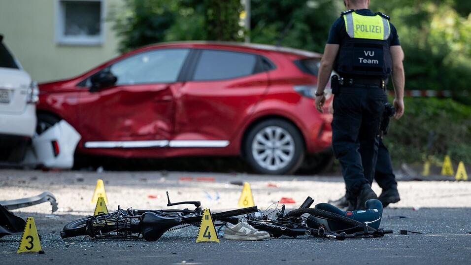 Ein zerstörtes Fahrrad, ein verlorener Schuh auf der Fahrbahn - eine Frau hat drei Kinder angefahren. Ein zerstörtes Fahrrad, ein verlorener Schuh auf der Fahrbahn - eine Frau hat drei Kinder angefahren.