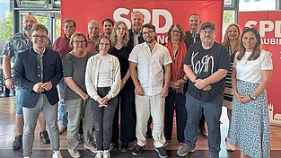 Der neu gewählte Vorstand des SPD-Unterbezirks rund um Bürgermeister Peter Stranninger (Mitte hinten), der als Vorsitzender des SPD-Unterbezirks Straubing-Bogen einstimmig im Amt bestätigt wurde. Der neu gewählte Vorstand des SPD-Unterbezirks rund um Bürgermeister Peter Stranninger (Mitte hinten), der als Vorsitzender des SPD-Unterbezirks Straubing-Bogen einstimmig im Amt bestätigt wurde.