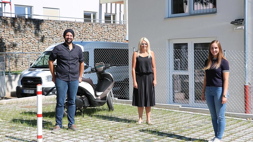 Markus Niemeier, Leiter der F&ouml;rderst&auml;tten Walderbach und Waldm&uuml;nchen, Sabine Mehrer, Teamleiterin der F&ouml;rderst&auml;tte, und Katrin R&auml;dlinger, Teamleiterin des Wohngeb&auml;udes (von links).