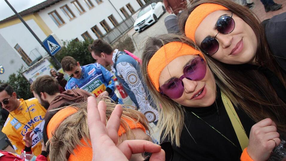 Viele Faschings-Fans haben sich am Samstag den Umzug in Langenbach angesehen. Viele Faschings-Fans haben sich am Samstag den Umzug in Langenbach angesehen.