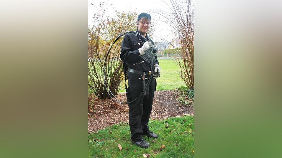 Ein schwarzes Käppi für Lehrlinge und Gesellen, Meister erkennt man am Zylinder. Ein schwarzes Käppi für Lehrlinge und Gesellen, Meister erkennt man am Zylinder.