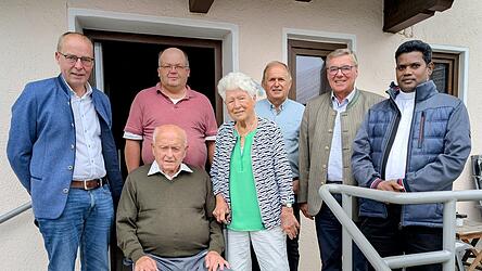 Jubilar Georg und Käthe Weber, hinten Bürgermeister Martin Hiergeist (v. l.), die Söhne Georg junior und Robert, Altbürgermeister Josef Hopfensperger und Pfarrvikar Arul bei den Geburtstagsgratulationen