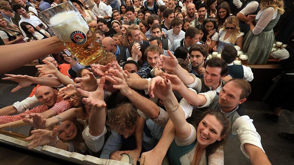 Das erste Bier gibt es am Anstichstag erst um 12 Uhr - entsprechend groß der Durst. (Archivbild von 2024)