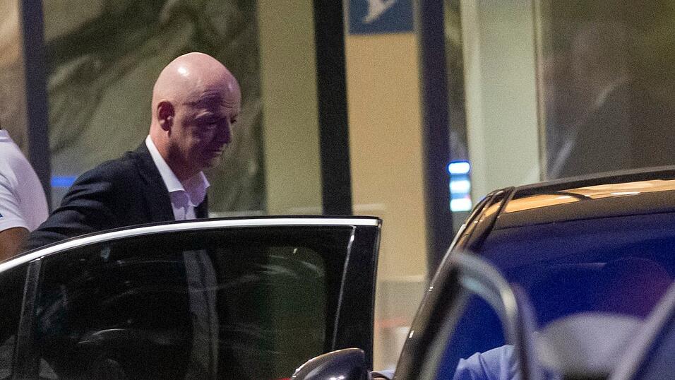 Infantino verl&auml;sst das Stadion in Rabat.
