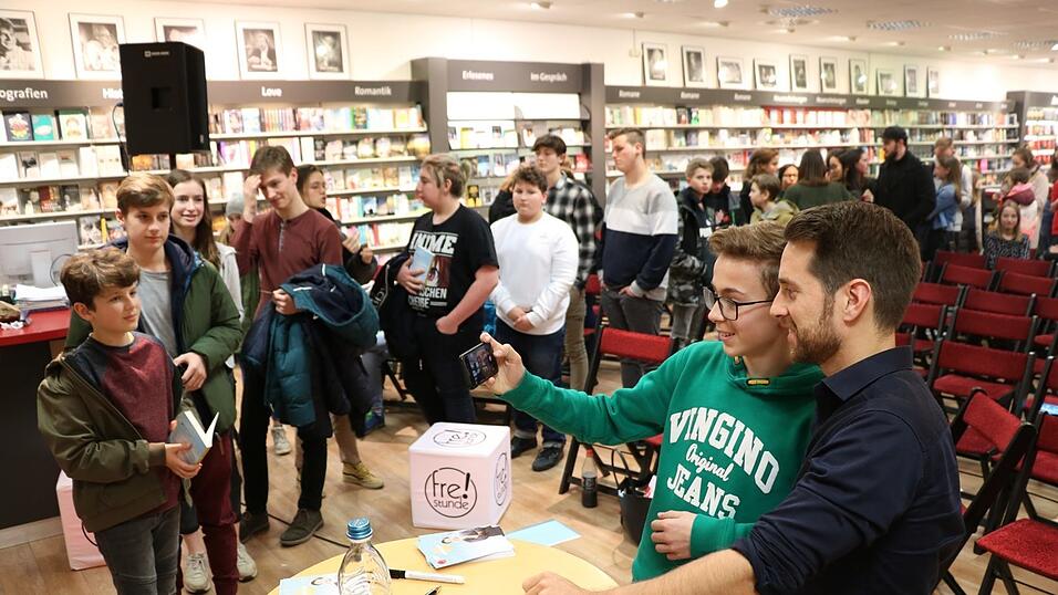 Zum Abschluss des Talks erf&uuml;llte Mirko Drotschmann noch viele Selfie- und Autogrammw&uuml;nsche.