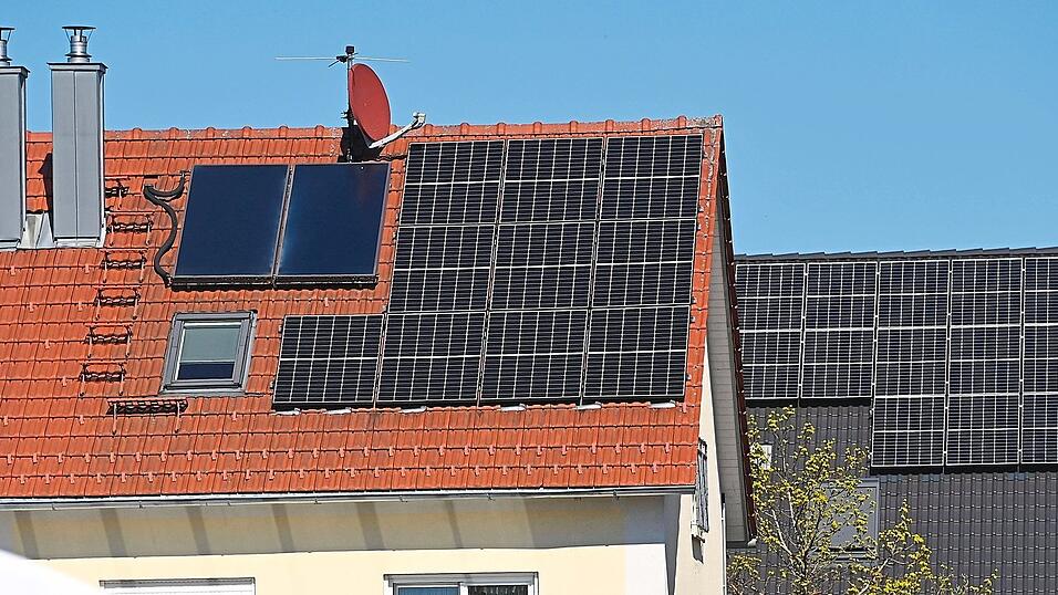 Im Landkreis Landshut gibt es 26.270 PV-Anlagen auf den Dächern von Wohnhäusern, Firmengebäuden und öffentlichen Liegenschaften. Im Landkreis Landshut gibt es 26.270 PV-Anlagen auf den Dächern von Wohnhäusern, Firmengebäuden und öffentlichen Liegenschaften.