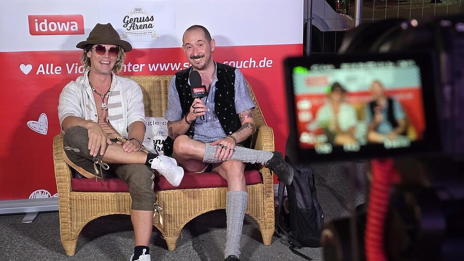 Der neue Standort am Eingang zur Ostbayernschau hat sich bereits am ersten Tag bewährt: 34 Singles setzten sich bei Max am Freitag auf die Couch. Vielleicht hat aber auch das Biermakerl zur Belohnung viele Teilnehmer angelockt... Der neue Standort am Eingang zur Ostbayernschau hat sich bereits am ersten Tag bewährt: 34 Singles setzten sich bei Max am Freitag auf die Couch. Vielleicht hat aber auch das Biermakerl zur Belohnung viele Teilnehmer angelockt...