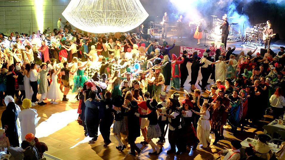 Der Künstlerball bot ein großes Showprogramm. Der Künstlerball bot ein großes Showprogramm.